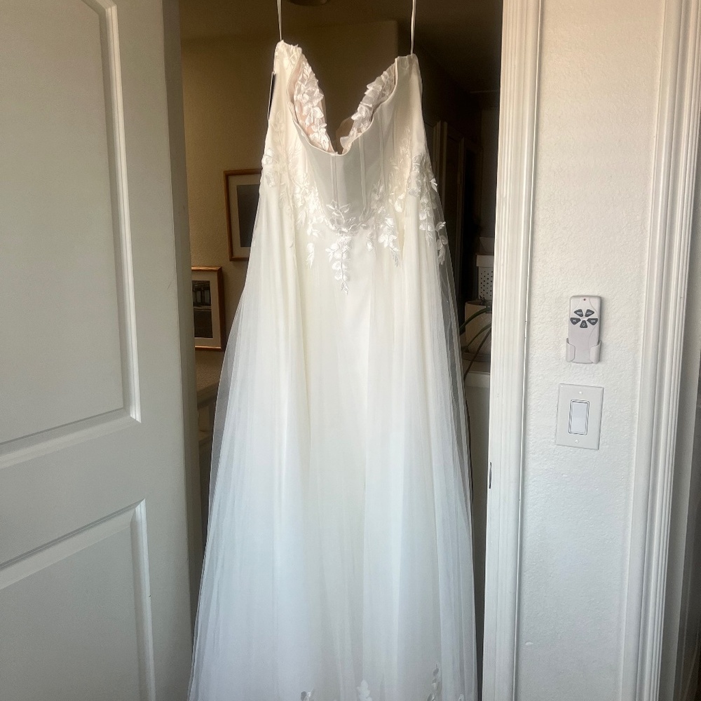 Evie Young wedding dress New!
